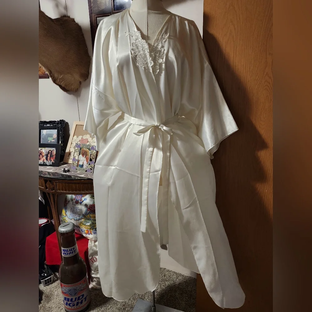 WHITE SATIN ROBE - Picture 2 of 7